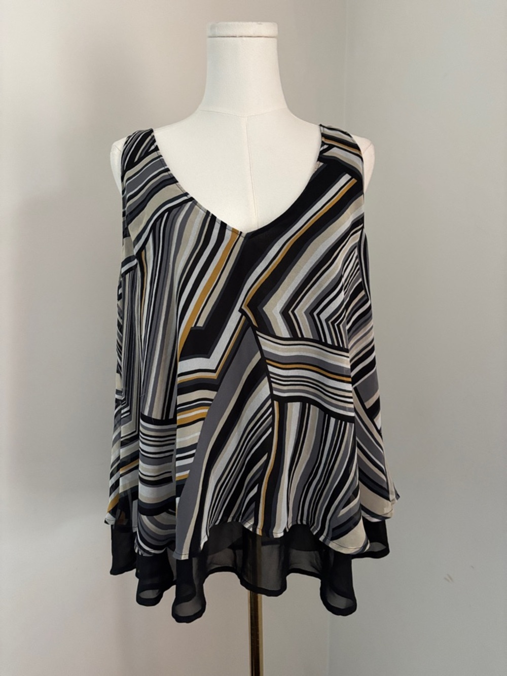 Lane Bryant Geometric Striped V-Neck Sleeveless Camisole in Black, Gray & Gold